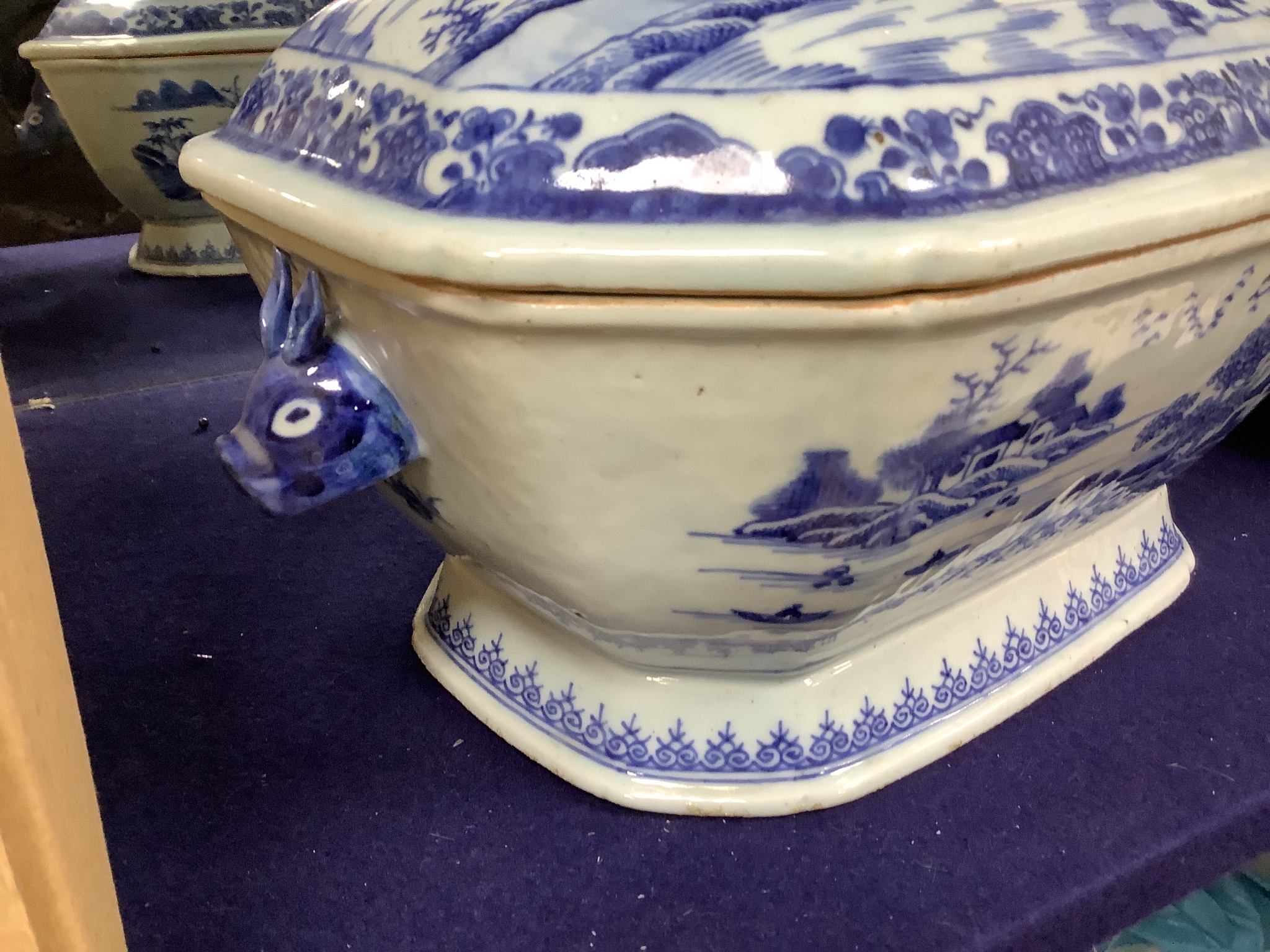 An 18th century Chinese export blue and white porcelain tureen and cover, 24cm high, 30cm wide.